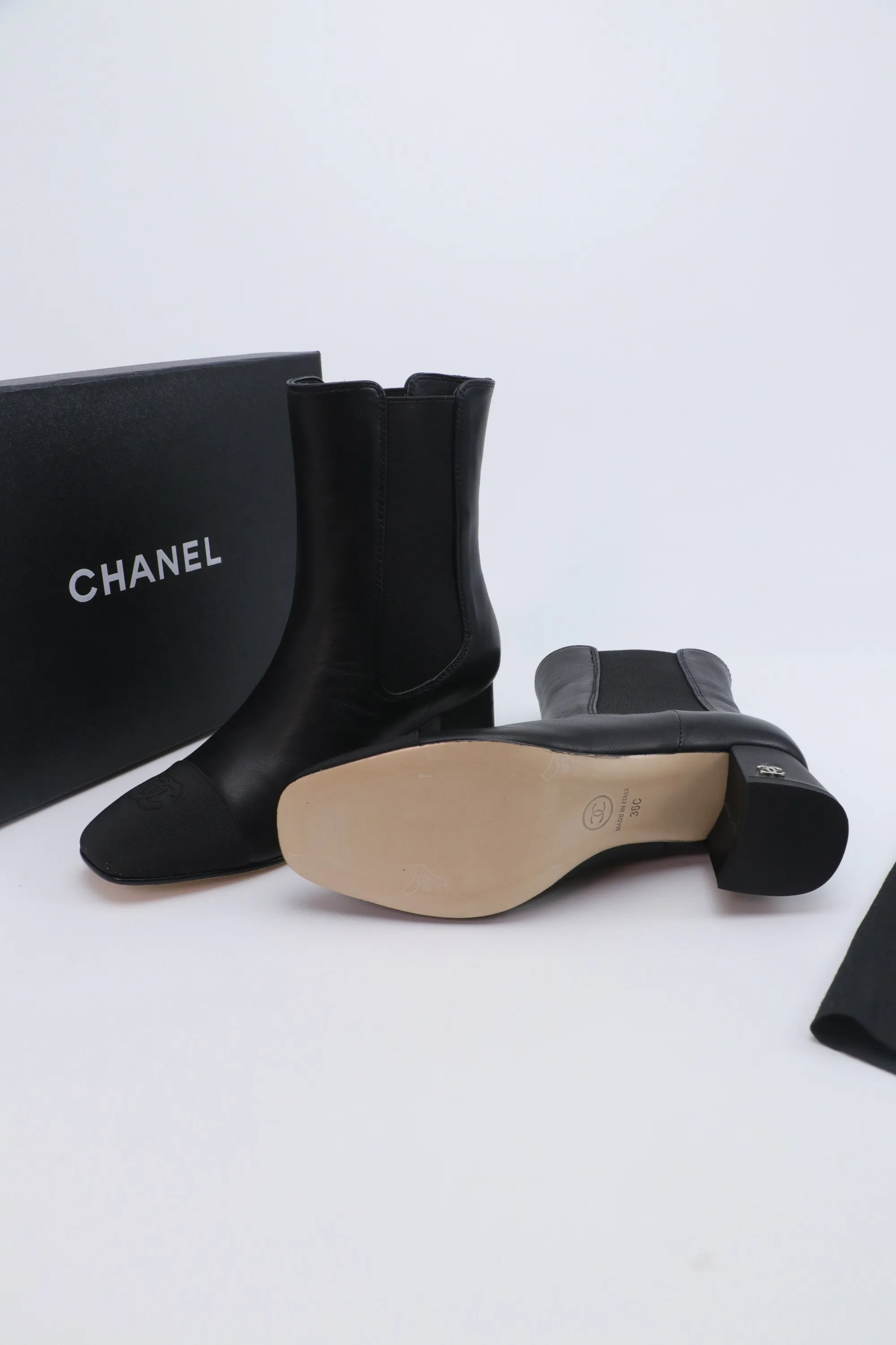 P720 Chanel 25A Advanced Handicraft Workshop Series Boots New model is on sale first 🆕 This autumn and winter must-have item Original development Private model hardware Genuine leather outsole Cowhide upper Sheepskin lining Size: 35-39 Other sizes are determined